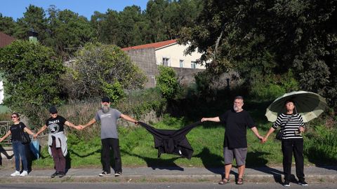 CADENA HUMANA DESDE EL HOSPITAL DEL BARBANZA AL CENTRO DE SALUD PARA PEDIR UNA SANIDAD PUBLICA DE CALIDAD