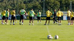 V�ctor Fern�ndez charla con sus jugadores durante un entrenamiento