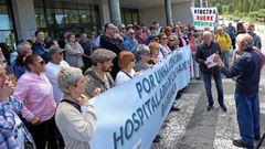 La protesta por las listas de espera tuvo lugar delante de la puerta del hospital de Barbanza