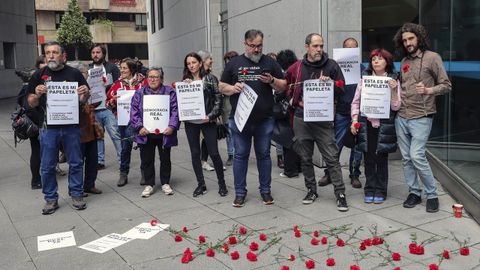  Militantes de Podemos Asturias durante la concentracin que han celebrado hoy lunes frente al Palacio de Justicia de Oviedo, sede de la Junta Electoral Provincial.