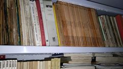 Estanter�as con goteras y libros empapados a consecuencia de la inundaci�n en la biblioteca de la plaza de Espa�a.