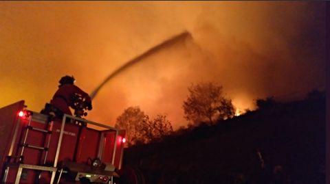 Los efectivos de la UME luchando contra el incendio de Seroiro
