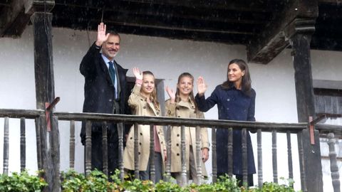  El rey Felipe VI (i), la princesa Leonor (2i), la infanta Sofa (2d) y la reina Letizia (d) sonren durante su visita a Asiegu,