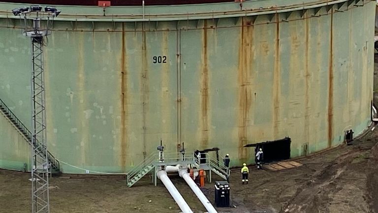 Trabajos de derribo de los depsitos de Repsol en el puerto interior