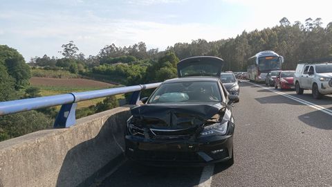 El accidente entre cinco veh�culos se produjo entre los kil�metros 17 y 18 de la CG-1.5, en el t�rmino municipal de Rois