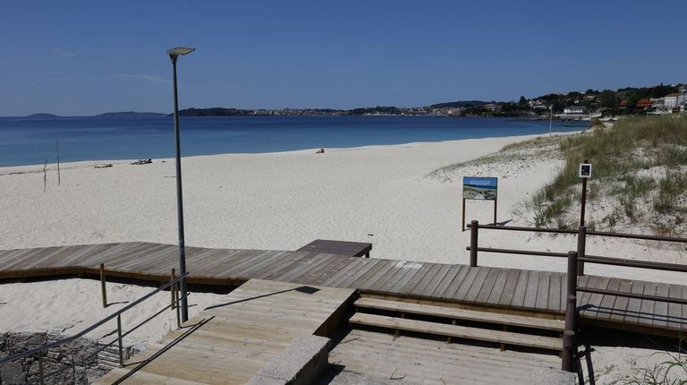 Areas, en Sanxenxo, playa de bandera azul en donde también comienza un sendero verde que remonta el río Pintillón