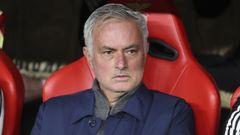 Mourinho, sentado en el Banquillo durante el partido de ida de los dieciseisavos de Champions entre el Real Madrid y el Benfica.