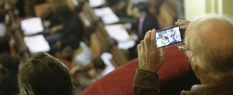 Al pleno �o antes posible�. Un vecino fotograf�a con su m�vil el sal�n de plenos, al que el gobierno local a�n debe llevar una vez m�s el presupuesto este mes para su aprobaci�n definitiva. 