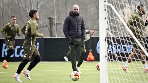 Claudio Girldez, durante el entrenamiento del Celta este mircoles en A Madroa.