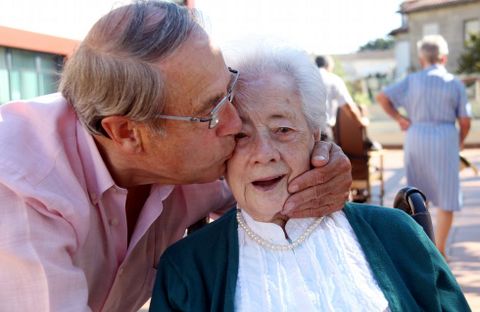 Asunci�n recibe, a sus 101 a�os, el cari�o de su �nico familiar vivo, Fernando Daniel. 