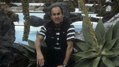 C�sar Manrique, en la piscina de Los Jameos del Agua, en 1982