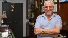 55 a�os en el negocio. Antonio Pen�n, propietario de Joyer�a Pen�n donde posa junto a la caja fuerte y presidente de la Asociaci�n de Joyer�a, Relojer�a y Plater�a de Pontevedra, abri� su negocio en 1971 en Vigo y explica el elevado coste que conlleva adaptar la seguridad a la normativa vigente.