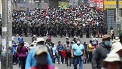 Policas vigilan una manifestacin en Arequipa (Per)