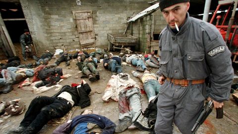 Un polic�a serbio, con un rifle de asalto AK-47 de una supuesta guerrilla del Ej�rcito de Liberaci�n de Kosovo (KLA) en Rogovo, a unos 65 km al oeste de Pristina.