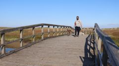 Gente paseando por Carnota, concello en el que se dispararon los contagios en la �ltima semana