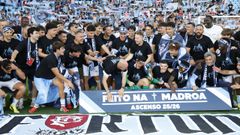 Fubolistas y cuerpo t�cnico del Celta Fortuna, celebrando el ascenso a Segunda.