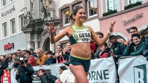 Gesa Krause.La atleta alemana Gesa Krause corriendo embarazada de cinco meses.