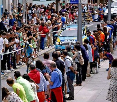 La Vuelta Ciclista moviliza a un importante n�mero de personas.