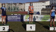 Una de las medallistas del Burgas Ourense en el p�dium