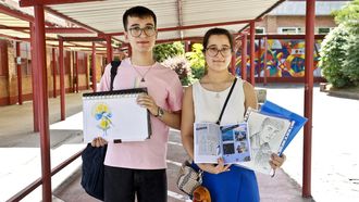 Heitor y Noa posan con sus dibujos en el patio del IES Ricardo Mella.