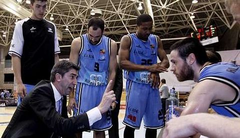 Lisardo G�mez, dando instrucciones en el �ltimo partido del Breog�n ante el Huesca.