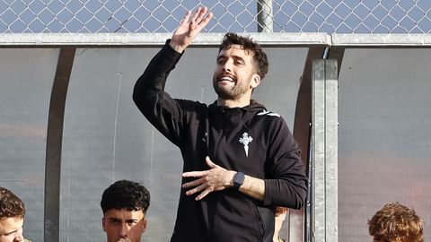 Alberto Su�rez, dirigiendo al Celta Juvenil A en un partido de la temporada 2025/2026.