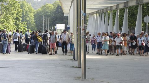 Turistas se van, excursionistas llegan. La imagen de estos d�as en Xo�n XXIII ilustra la dualidad de los visitantes de Santiago: masiva afluencia de excursionistas que visitan durante unas horas el casco hist�rico, y la salida de turistas para coger el autob�s en la d�rsena. x. A. soler