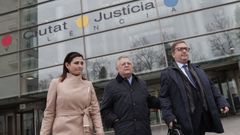El expresidente del Valencia y exdirectivo de la federaci�n, Pedro Cort�s (c), a su salida de la Ciudad de la Justicia.