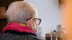 Foto de archivo de una mujer de espaldas