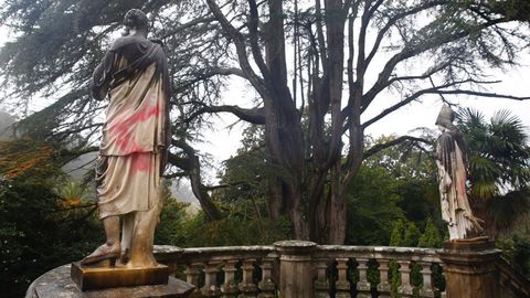Pintadas encontradas en las estatuas del Pazo de Louriz�n en noviembre del 2018