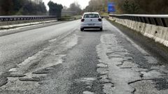 Numerosos baches en sentido Madrid en la A-6 en la circunvalacin de Lugo ciudad