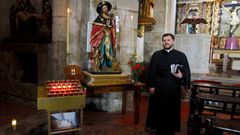 Eduardo, cura de Carril, junto a la imagen de san Roque