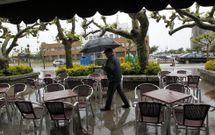 La lluvia ensombreci� un puente en el que los hosteleros hab�an puesto sus esperanzas. 