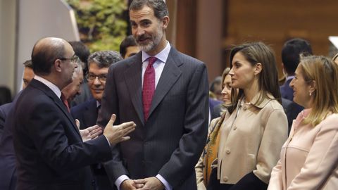 Los reyes charlan con Javier Lamb�n, presidente de Arag�n, durante su paseo por Fitur. 