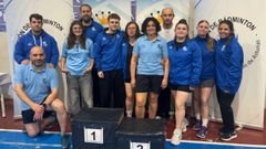 Jugadores del club A Mari�a B�dminton en el reciente torneo de Castropol.