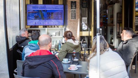 Algunos familiares siguieron la prueba desde los bares cerca de la piscina de Caldas de Reis