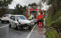 El Opel Corsa, con placas BI-4121-CP, sufri� una salida de v�a en Entrecruces, con un herido leve. 