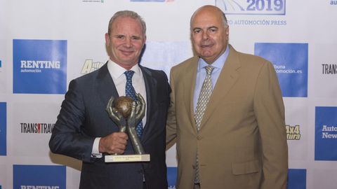 Leopoldo Satr�stegui, director general de Hyundai Espa�a, tras recibir el premio, junto a Javier Men�ndez, editor del grupo Automoci�n Press.