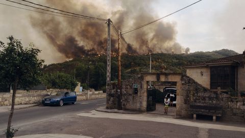 Vista del incendio forestal en Oímbra.