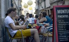 <span lang= es-es >El tapeo s� que hace su agosto</span>. La zona hist�rica gana vida durante las noches de verano. El tir�n del tapeo y la proliferaci�n de las terrazas s� atraen a ourensanos y turistas. El ambiente decae con el paso de las horas, en calles que antes en fin de semana se llenaban hasta altas horas. 