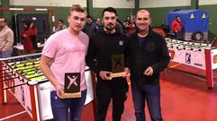 Alejandro e Iv�n reciben su trofeo de subcampeones de manos del alcalde de O Incio, H�ctor Corujo