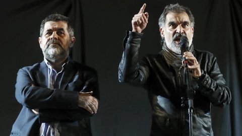 Jordi Cuixart, con el micro y la mano levantada, y Jordi S�nchez