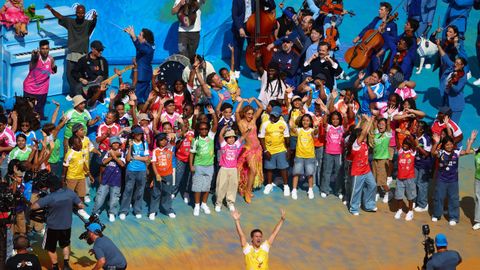 Chris Martin, de azul, detr�s de Shakira