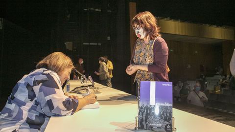 PRESENTACION DEL LIBRO IRMANDIAS, DE AURORA MARCO, EN RIANXO, EN EL ACTO MENSUAL DE BARBANTIA