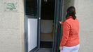 La clnica de podologa Marina Porto, en Galeras, con la puerta de entrada destrozada tras sufrir un robo de madrugada
