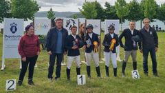 El alcalde y presidente provincial (segundo por la izquierda), en la entrega de trofeos de la prueba reina de salto, con la presidenta del club Prado Ventura y el responsable de la federaci�n