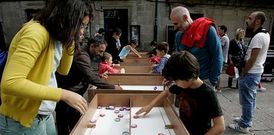 Cervantes se llen� de juegos populares como laberintos o zancos con Feito a Man. <span lang= es-es >fotos</span><span lang= es-es > estrela alonso</span>