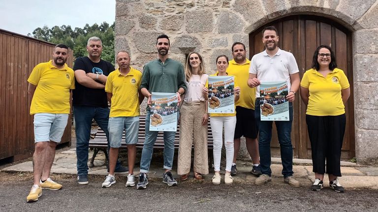 Parte de los ocho integrantes de la comisión (con camiseta amarilla) presentaron este lunes los actos acompañados por representantes del Concello y de la Diputación