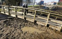 La paralizaci�n amenaza con enternizar la degradaci�n del parque fluvial de A Coca. 