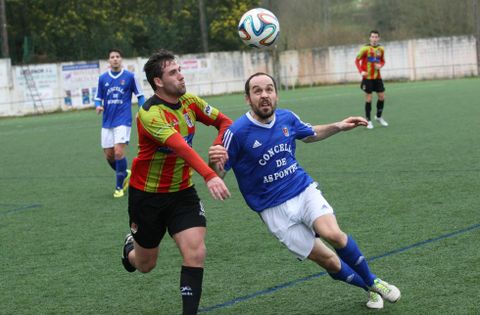 El jugador larach�s �scar Mart�nez pugna por un bal�n en el partido contra As Pontes. 